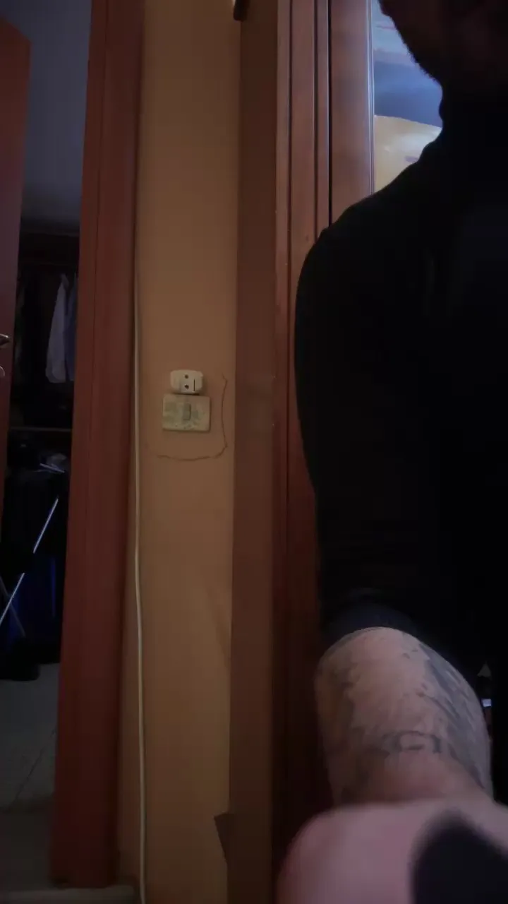 Offline Dandiroma93 on Cam4