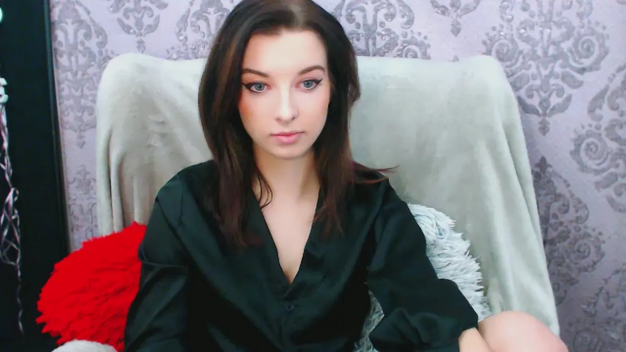 Offline DominantLuna on Cam4