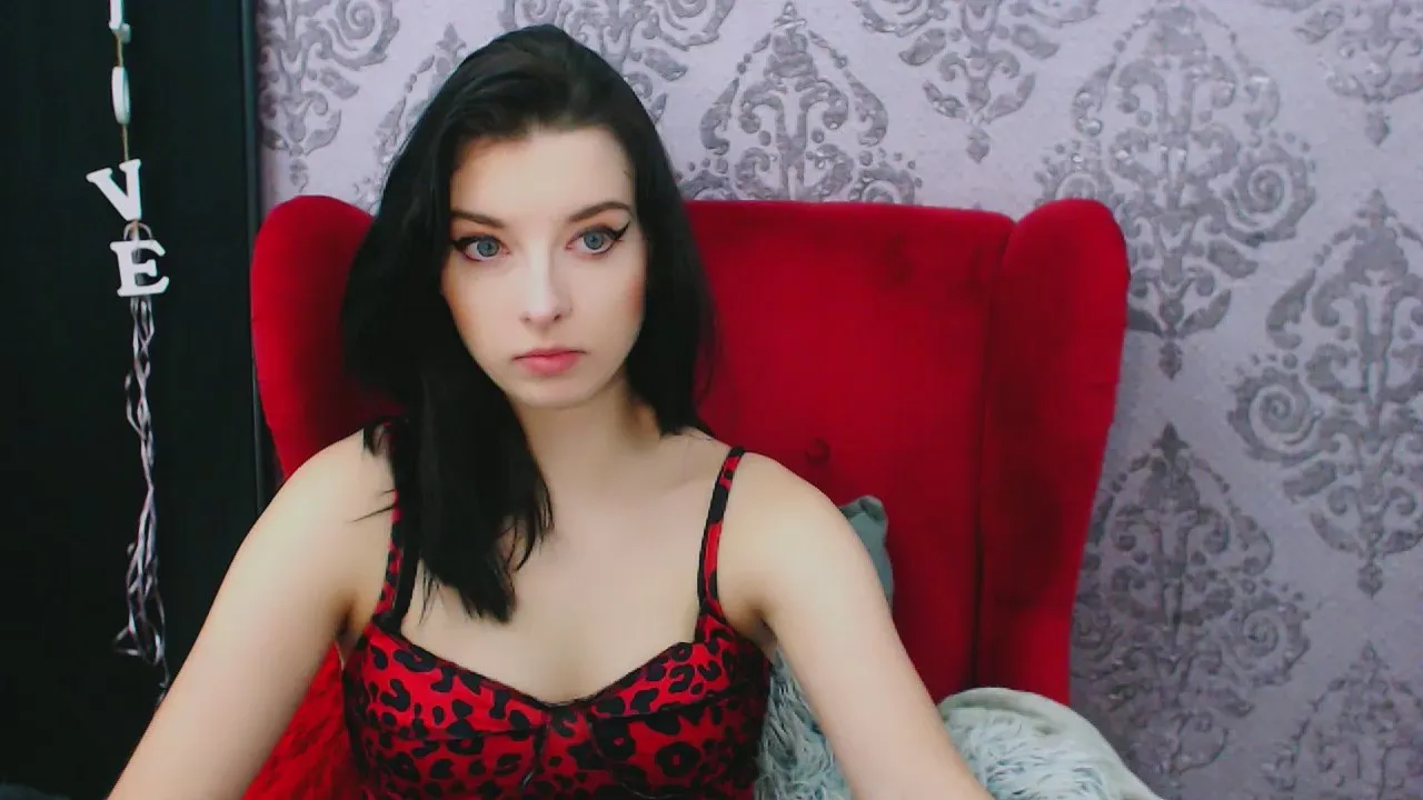 Offline DominantLuna on Cam4