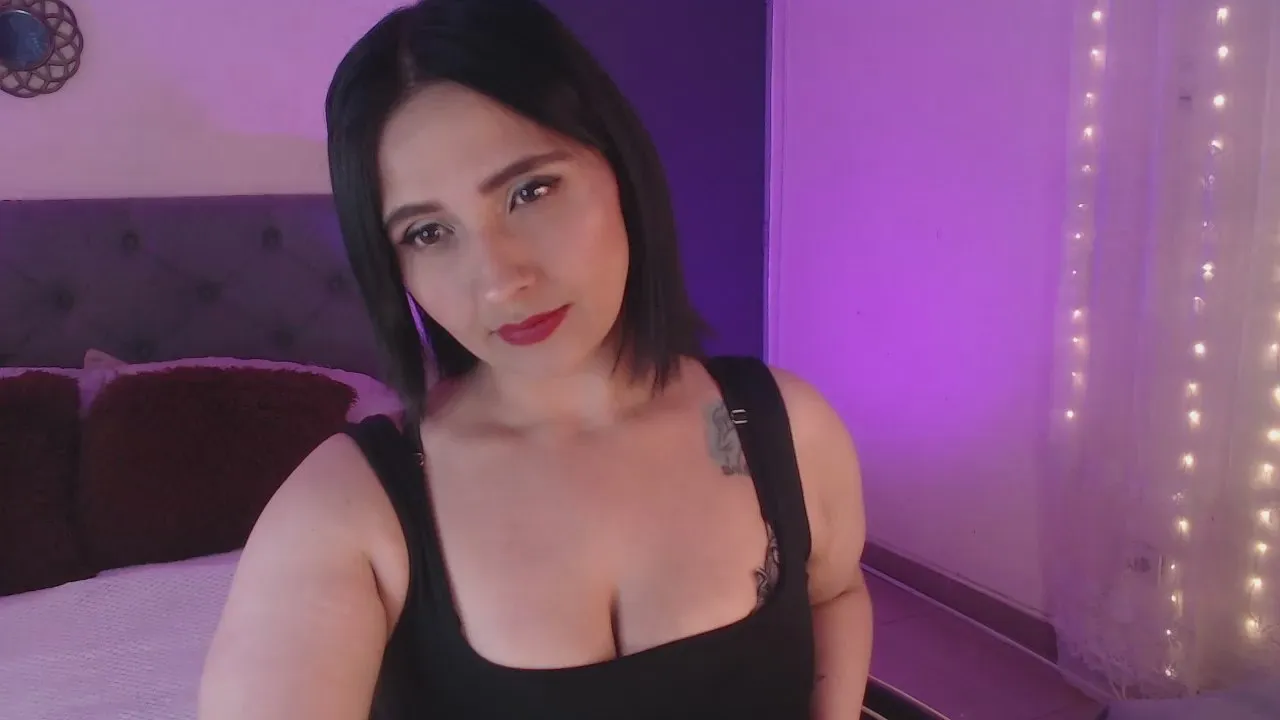 Offline Emily_leinner on Cam4