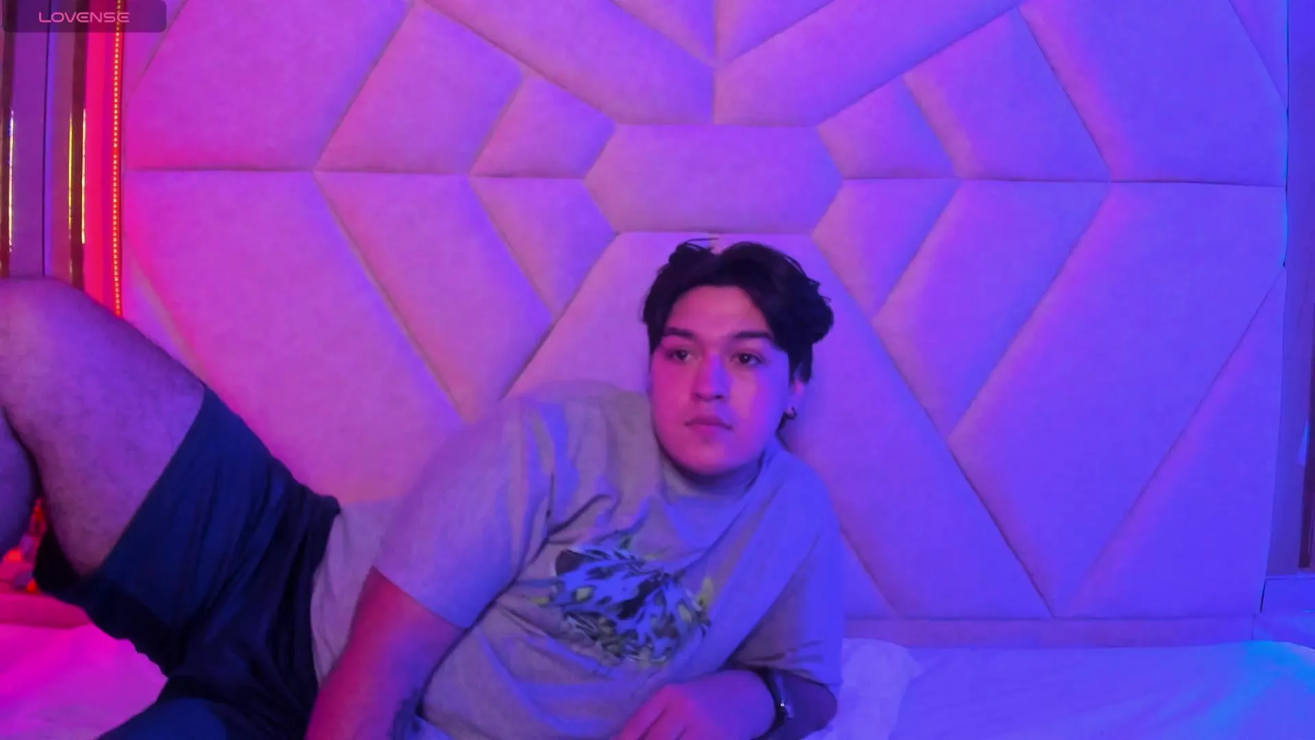 Offline EmilyANDrew on Cam4