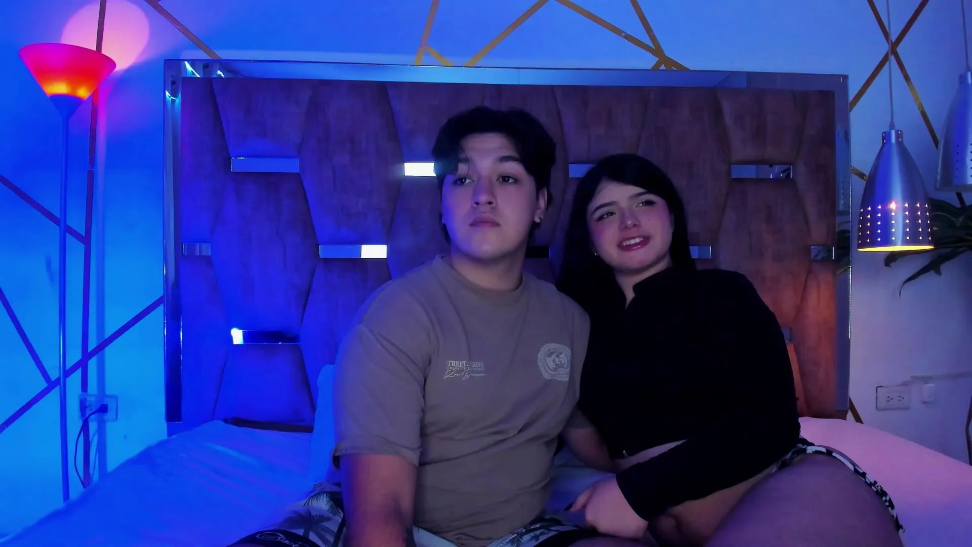 Offline EmilyANDrew on Cam4