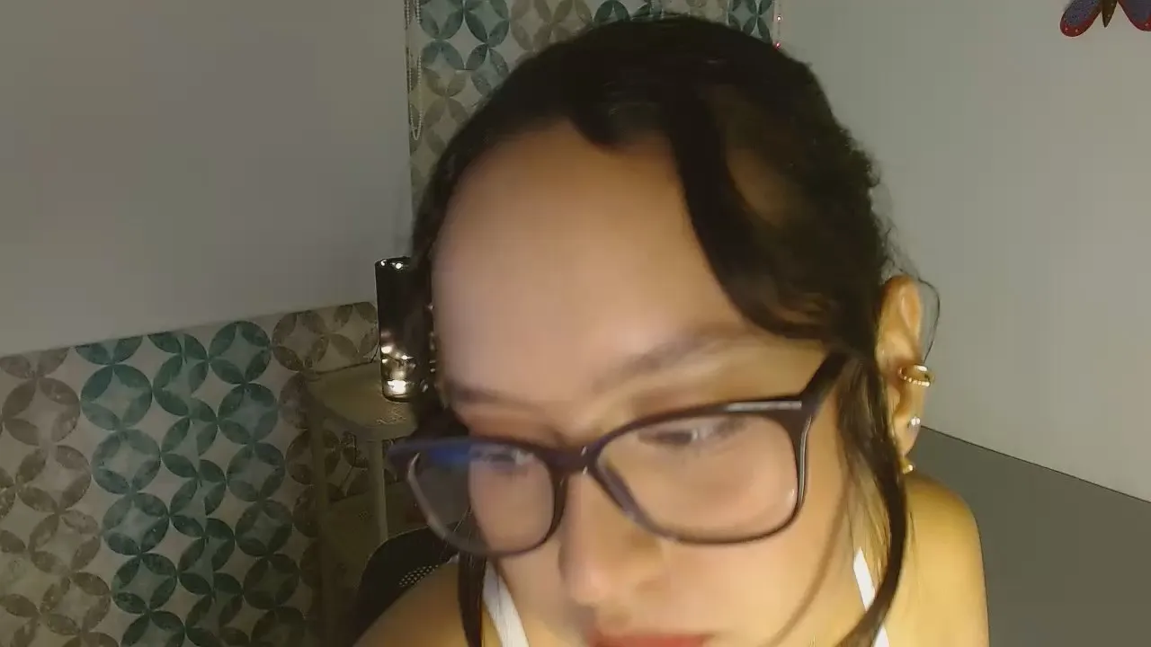 Freechat Emilybateee on Cam4