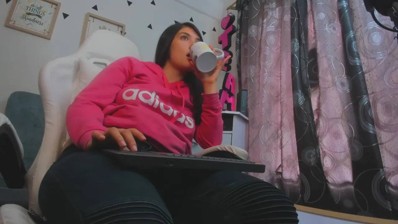 Offline emilyjang on Cam4