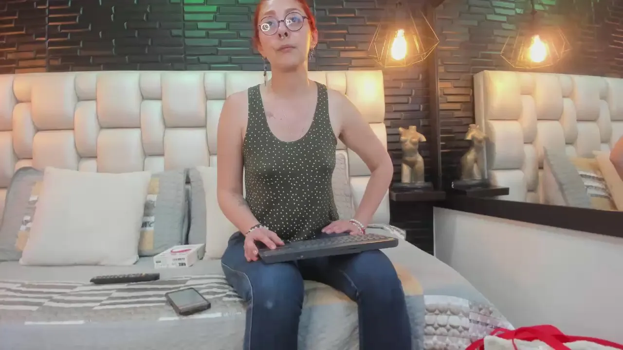 Freechat EmilyRedd on Cam4