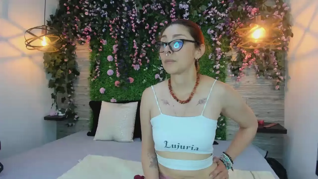 Freechat EmilyRedd on Cam4