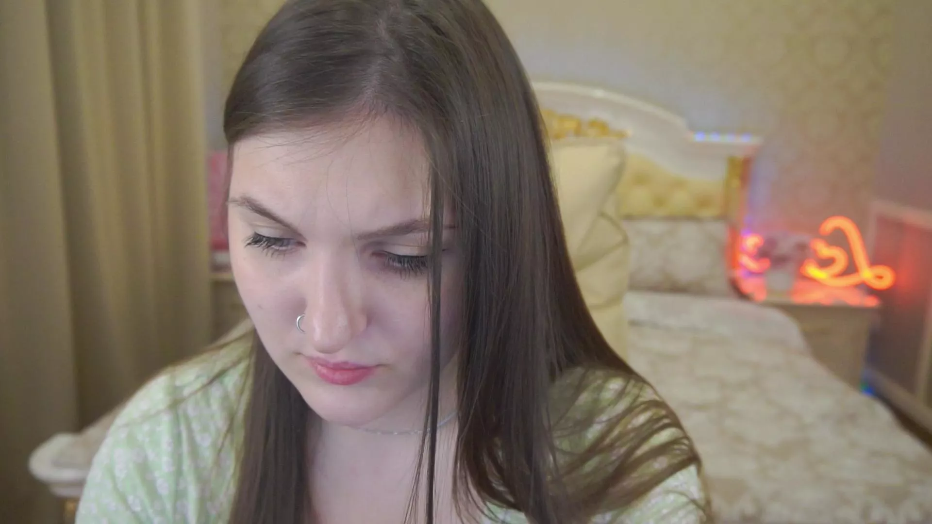 Offline EmmyCharm on Cam4