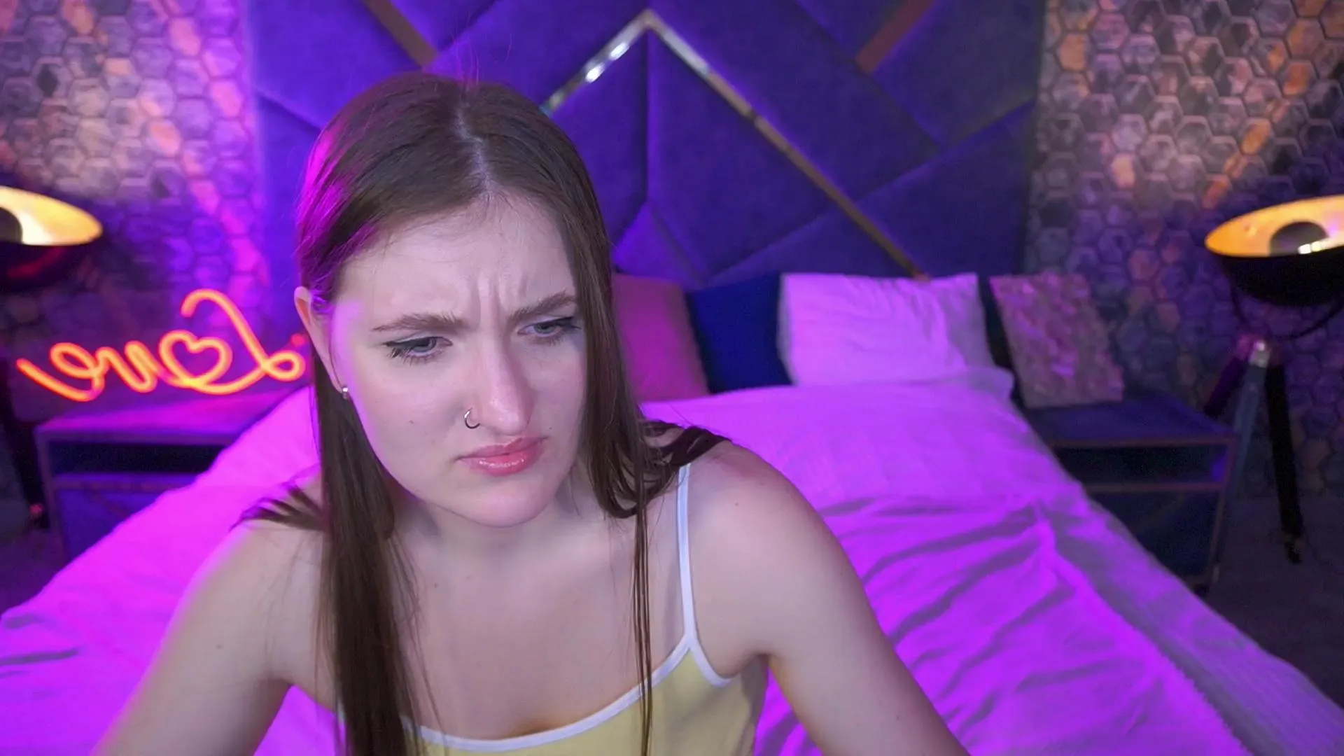 Offline EmmyCharm on Cam4