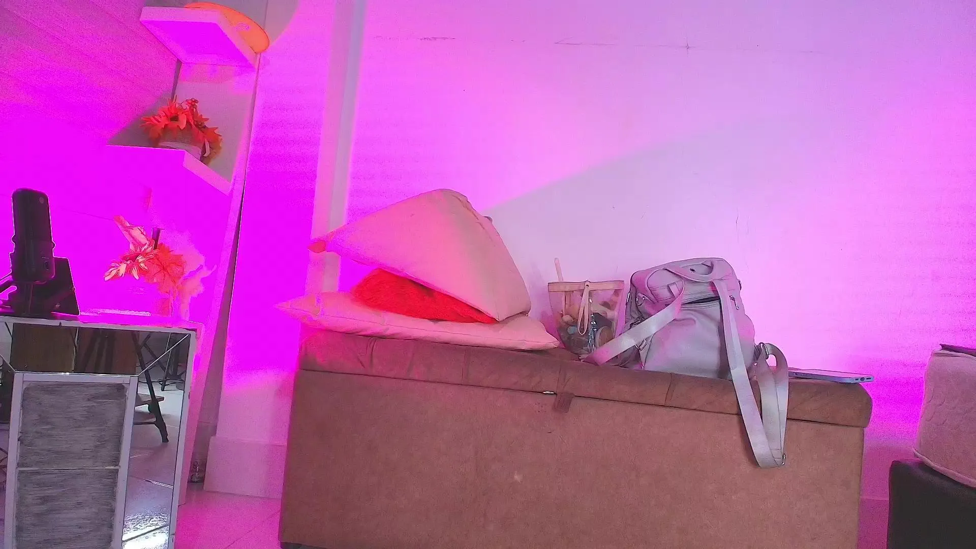 Freechat emyli_sw on Cam4