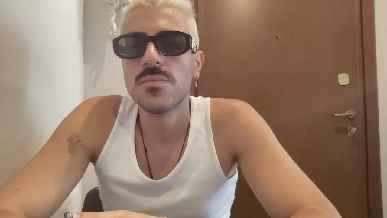 Offline Giovannuzz on Cam4