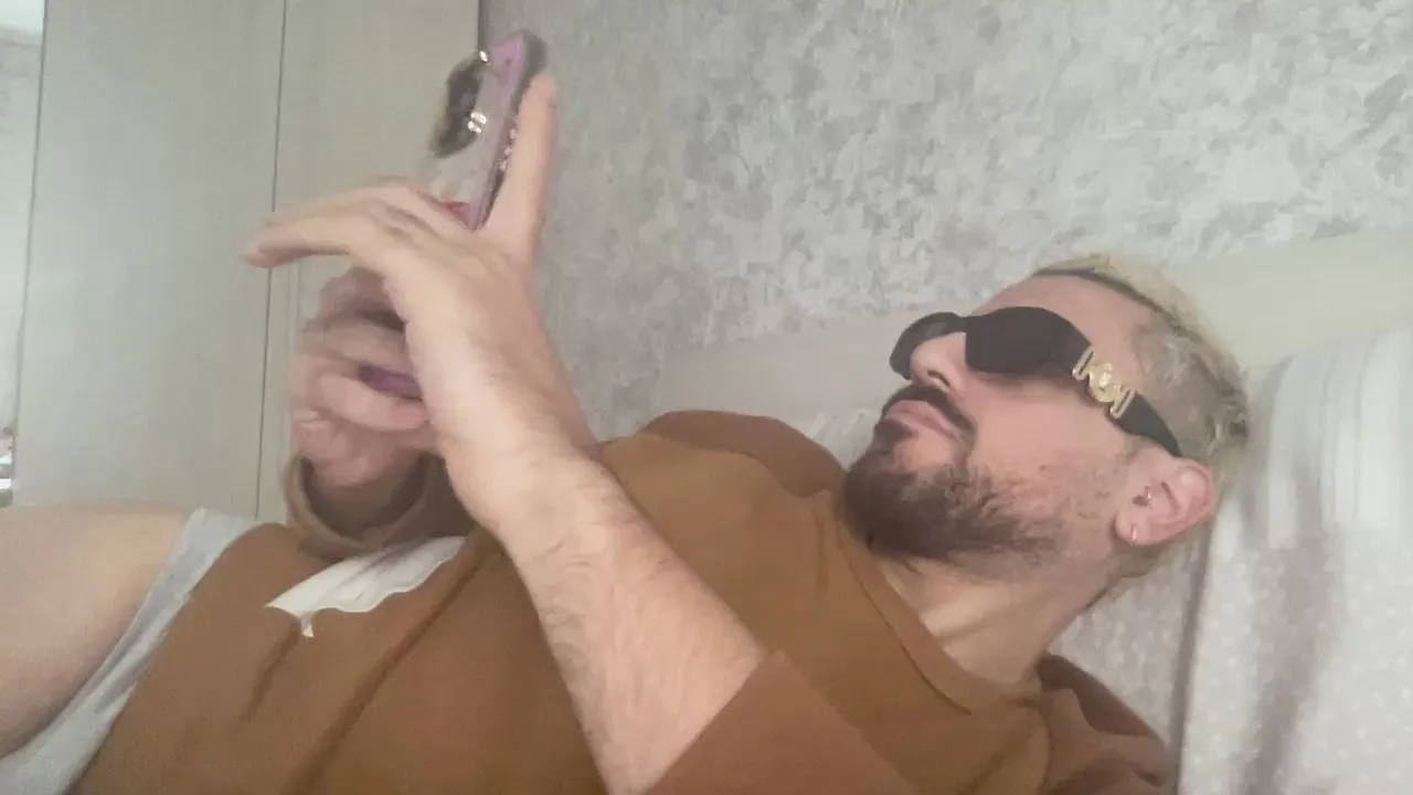 Offline Giovannuzz on Cam4