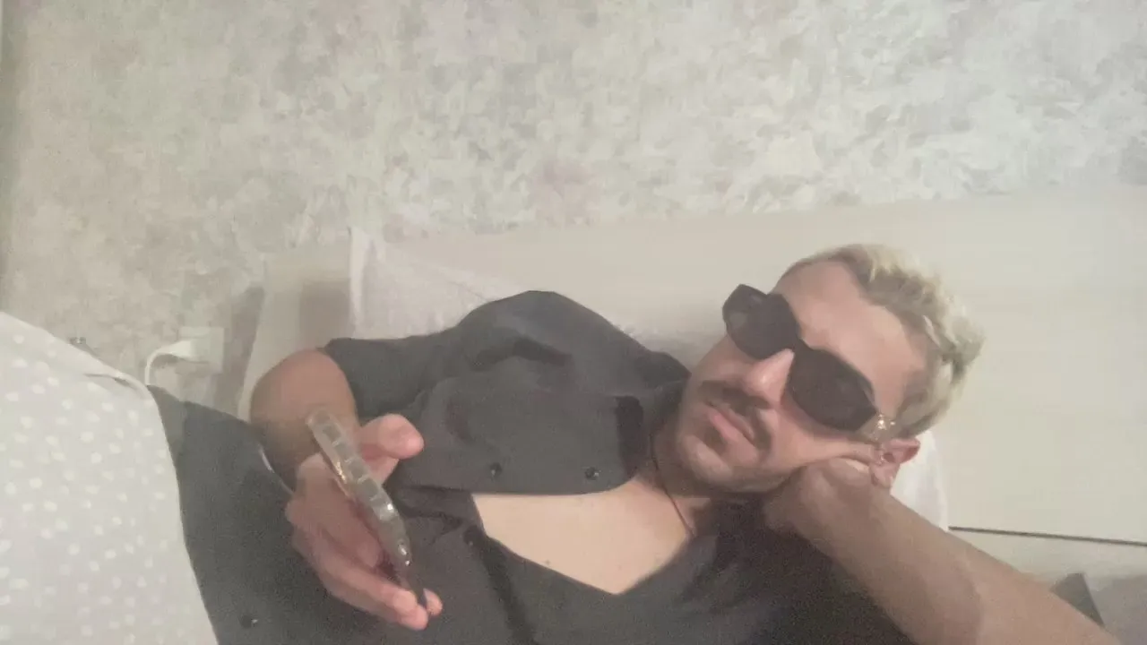 Offline Giovannuzz on Cam4