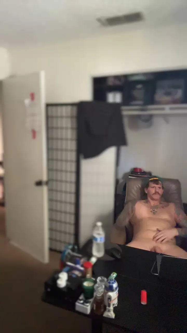 Offline HardwrkingK0 on Cam4