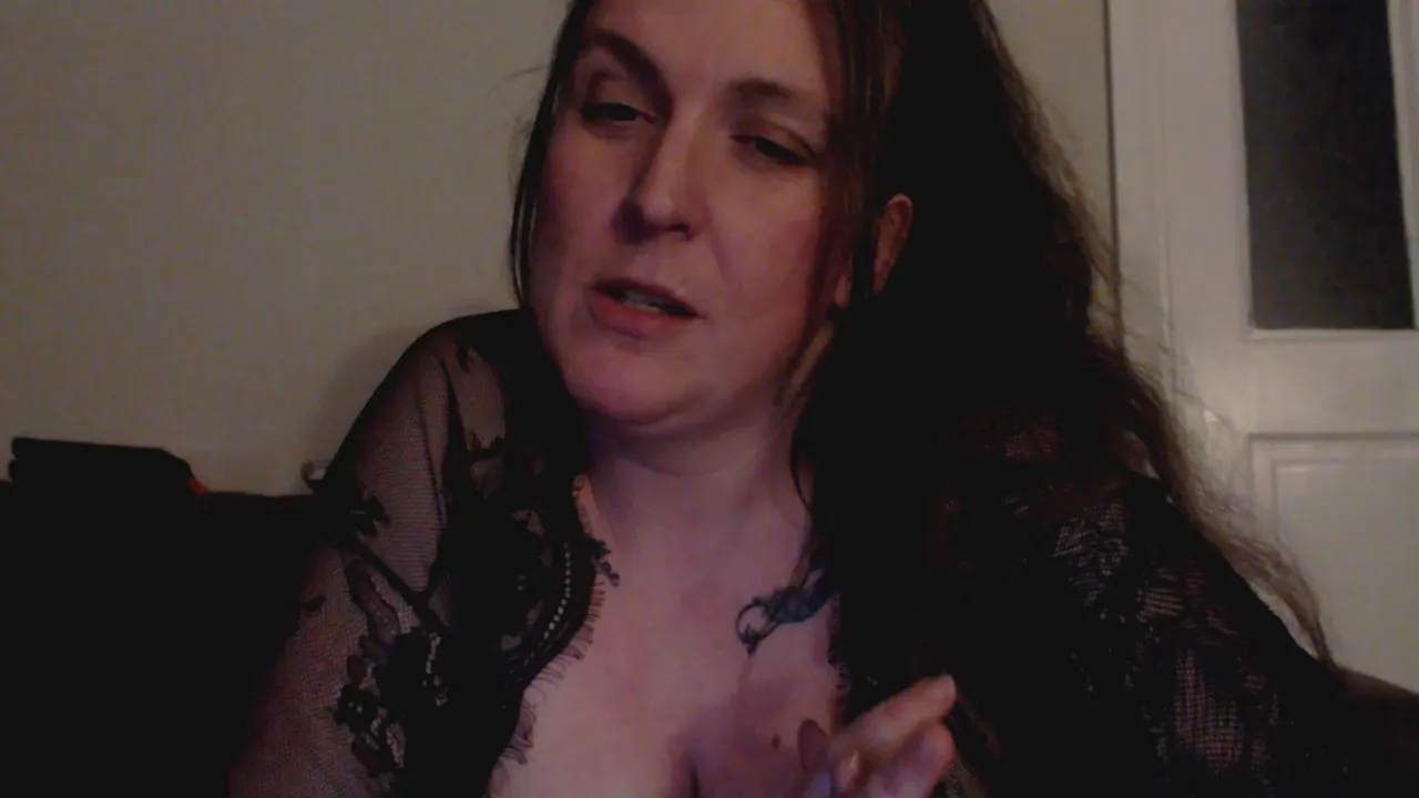 Offline Harleyslut69 on Cam4