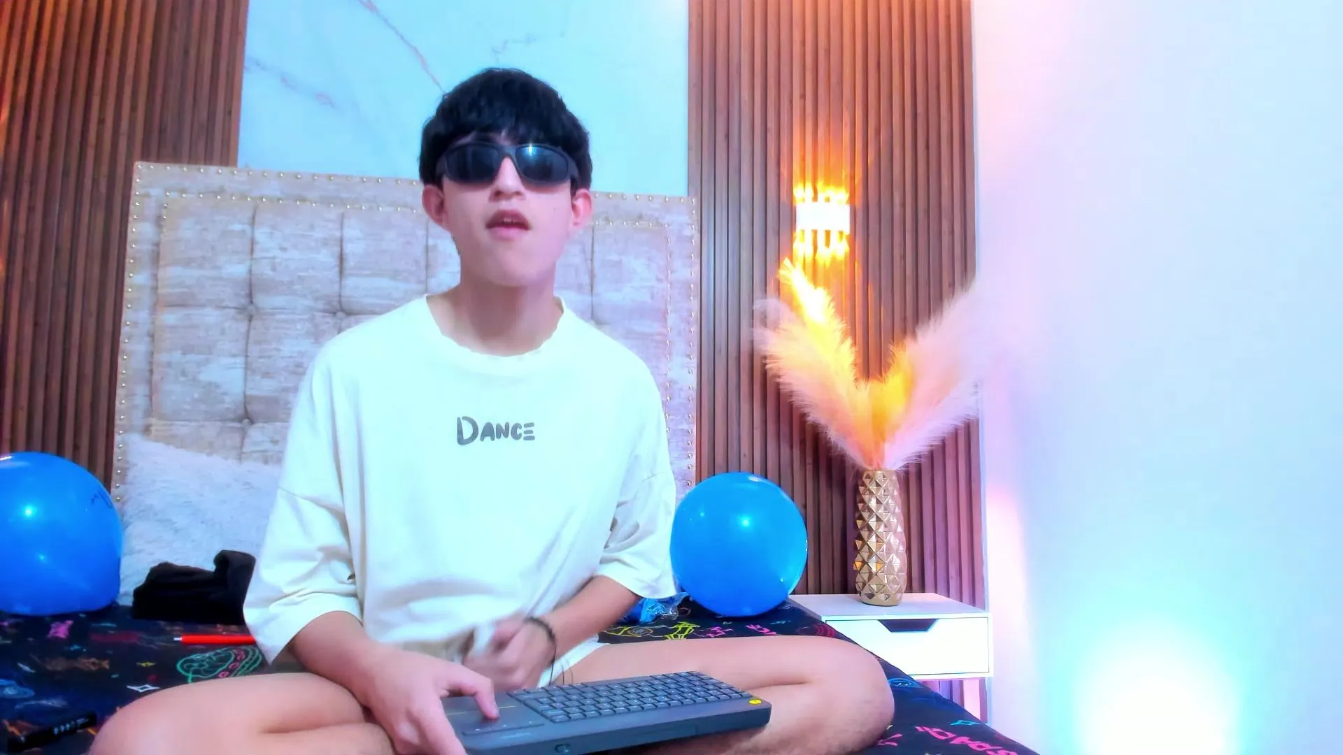 Offline hoot_booys_ on Cam4