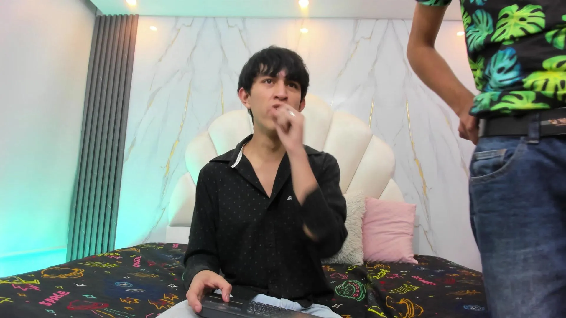 Offline hoot_booys_ on Cam4