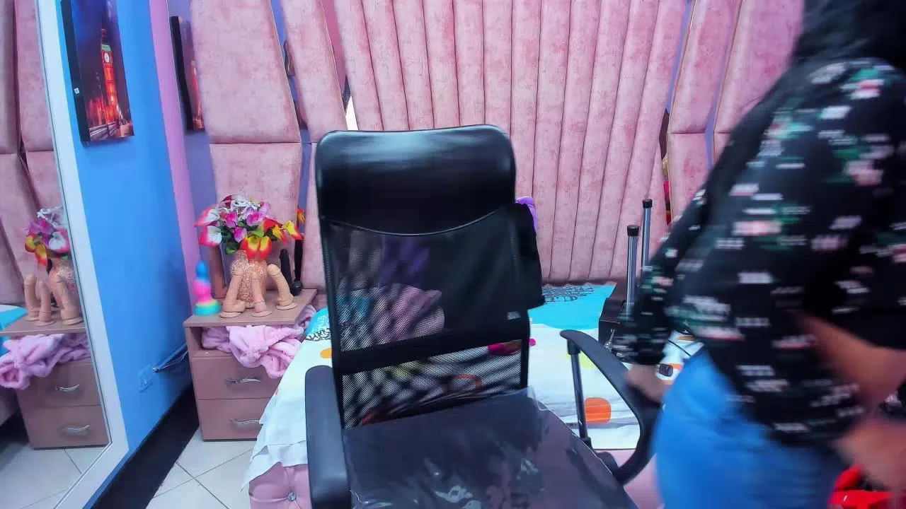 Freechat hornyskinny26 on Cam4