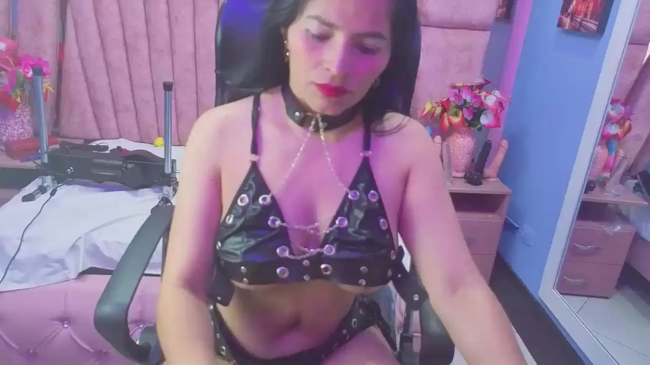 Freechat hornyskinny26 on Cam4