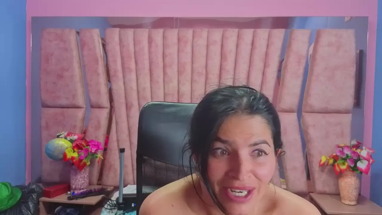 Freechat hornyskinny26 on Cam4