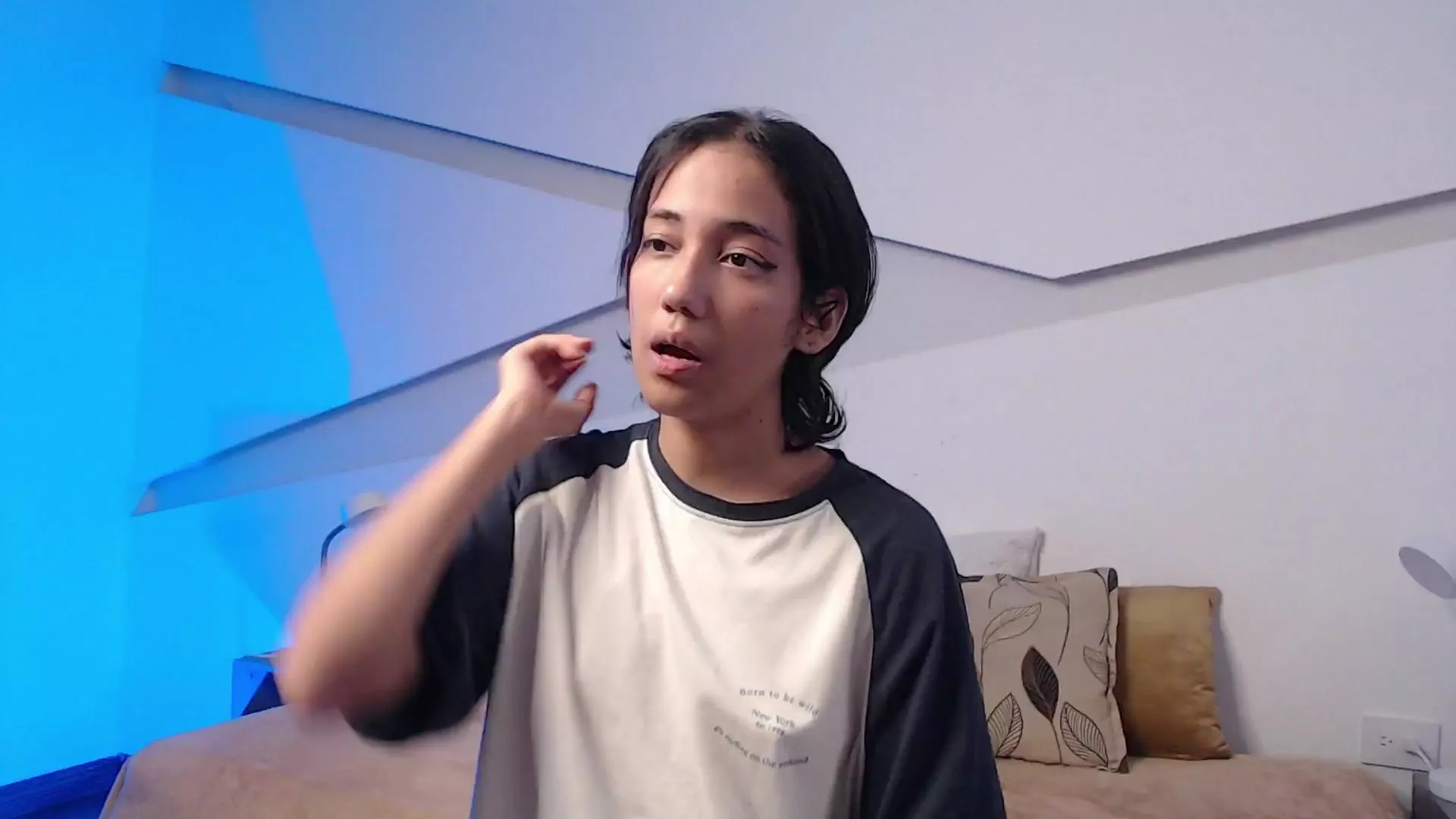 Offline Hotlittlekitty1 on Cam4