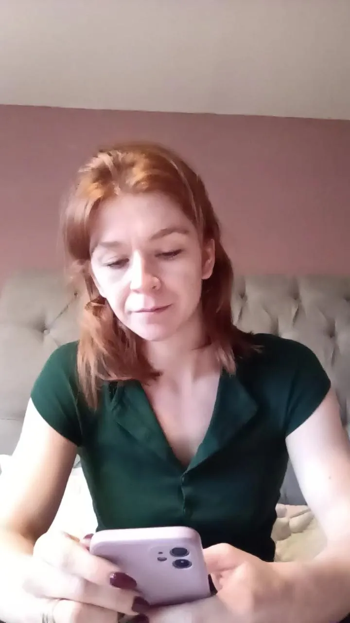 Housewife_Kirst — Freechat on Cam4