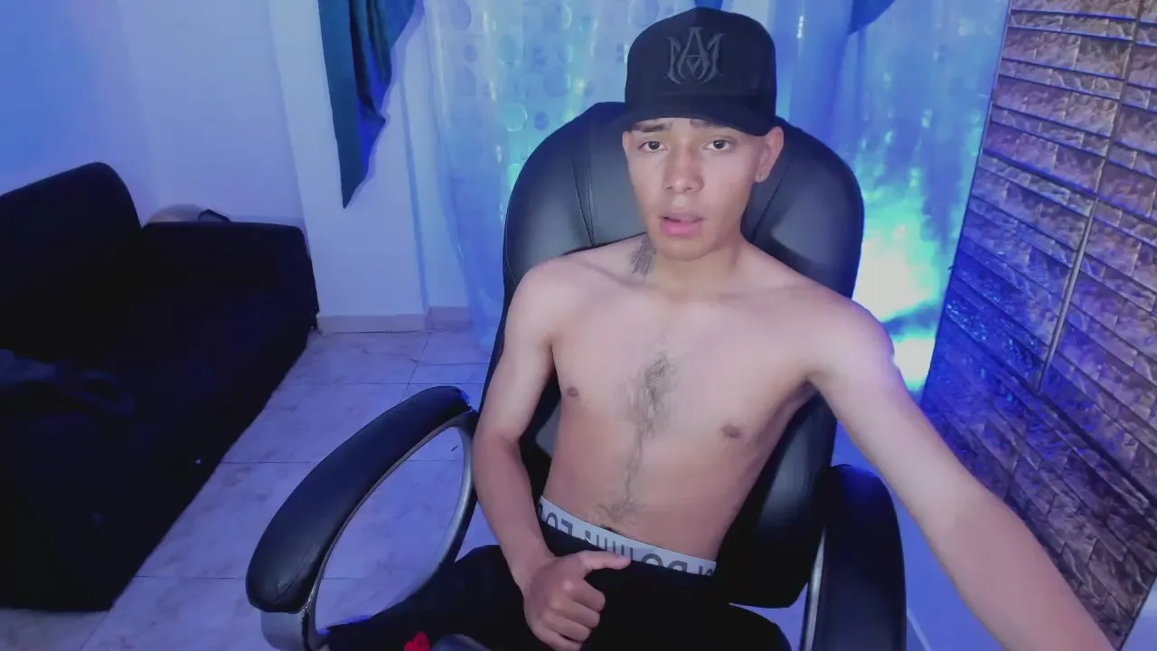 Offline Hunter_Booy on Cam4