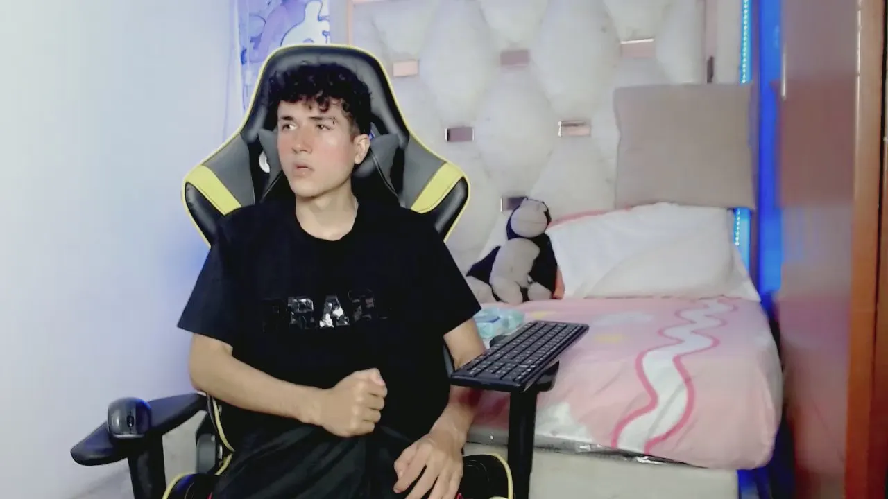 Offline johnny_cagee on Cam4