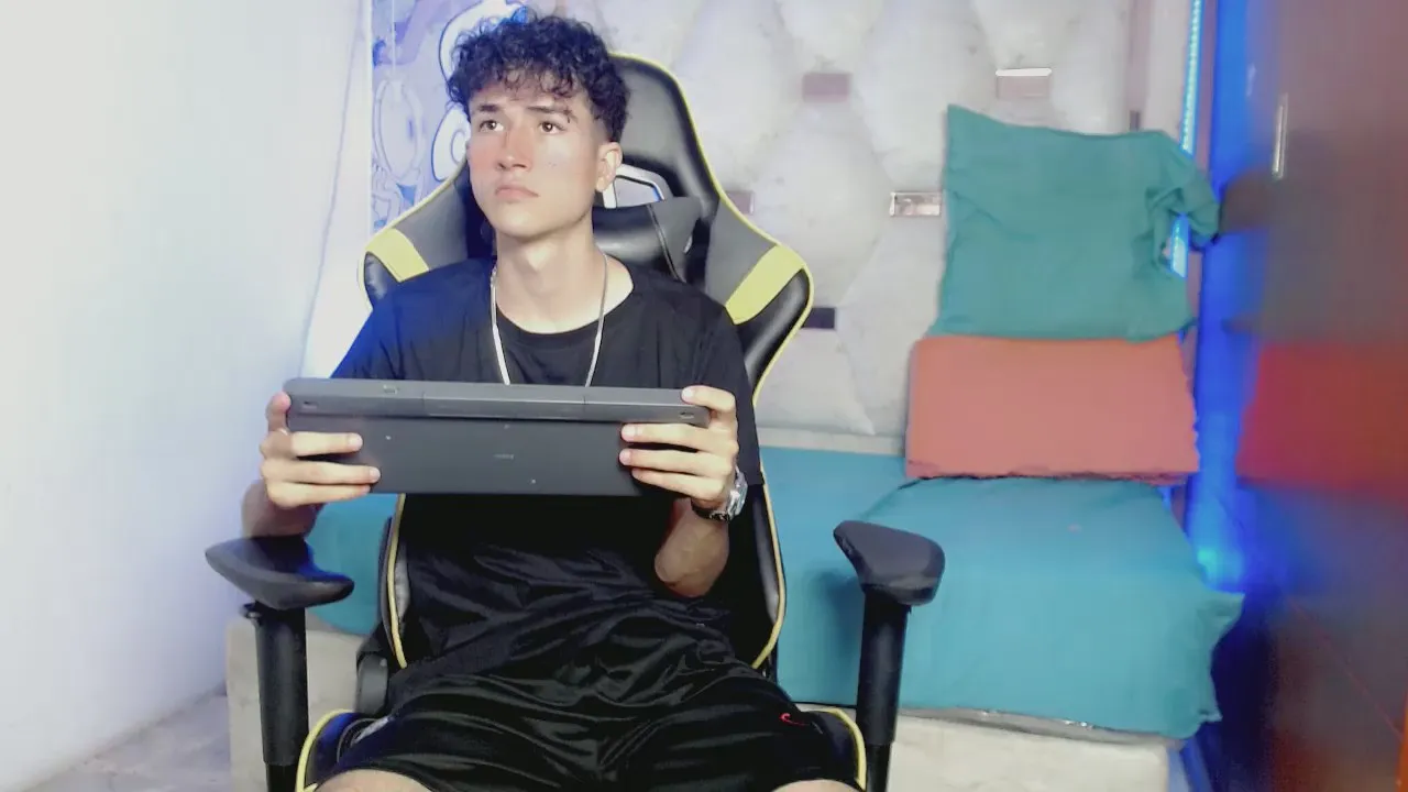 Offline johnny_cagee on Cam4