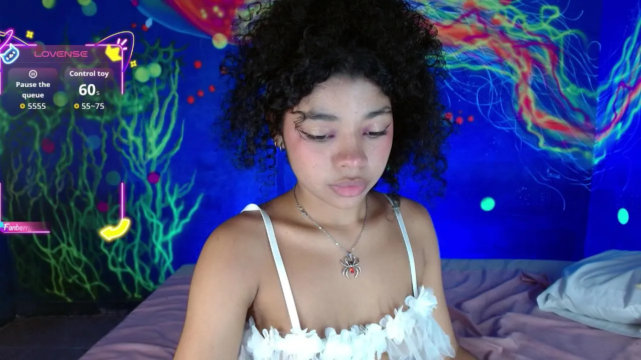 Offline jucie_petite on Cam4