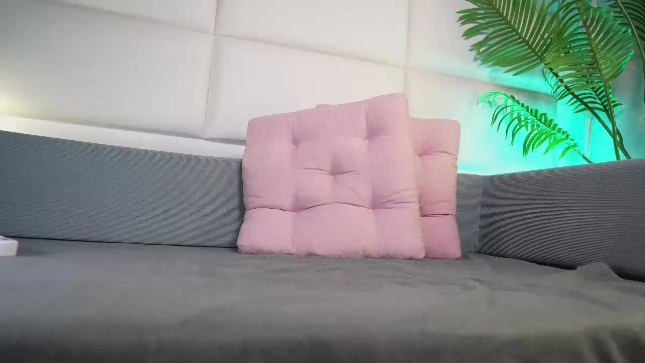 Offline julia93cherry1 on Cam4