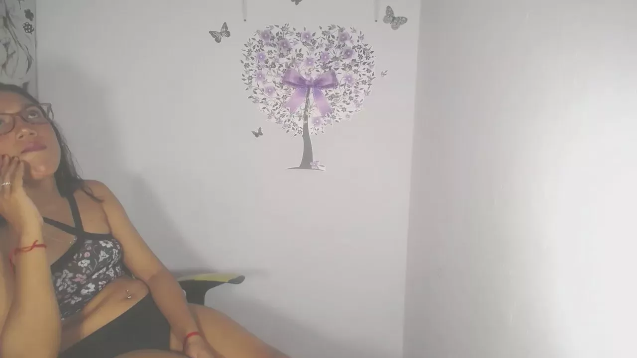 Freechat KamileLatin on Cam4