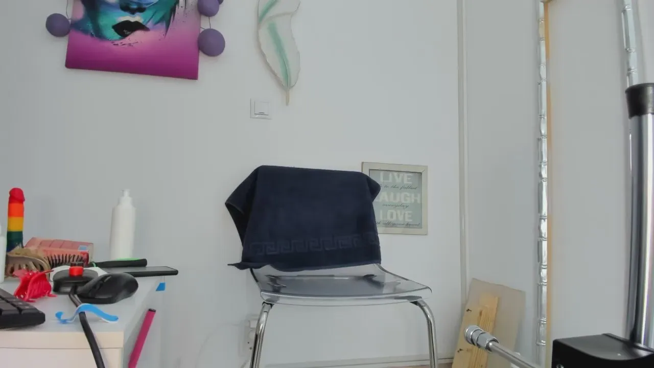 Offline karlahartlley on Cam4