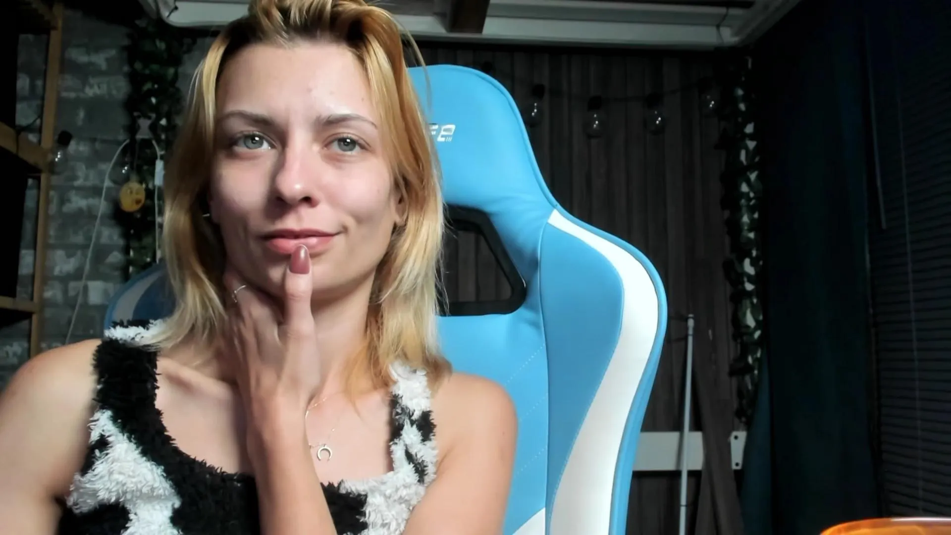 Offline Karoline121 on Cam4