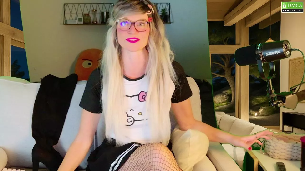 Offline Kittoucharme on Cam4