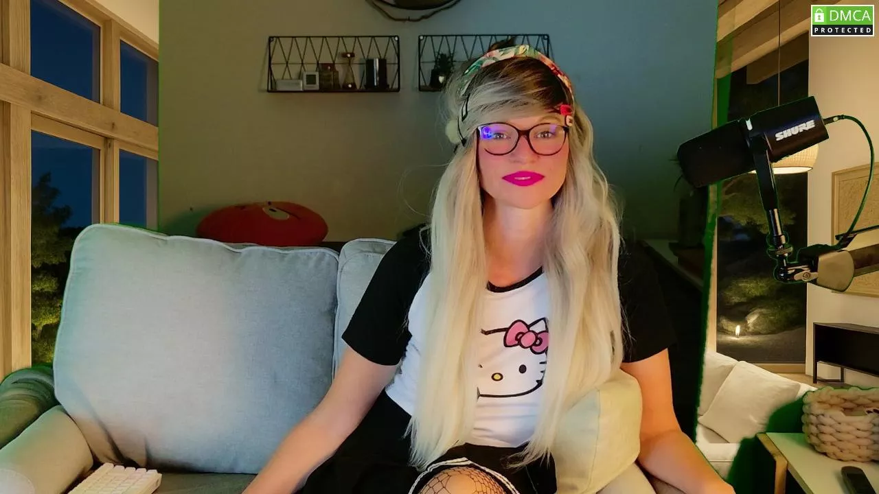 Offline Kittoucharme on Cam4