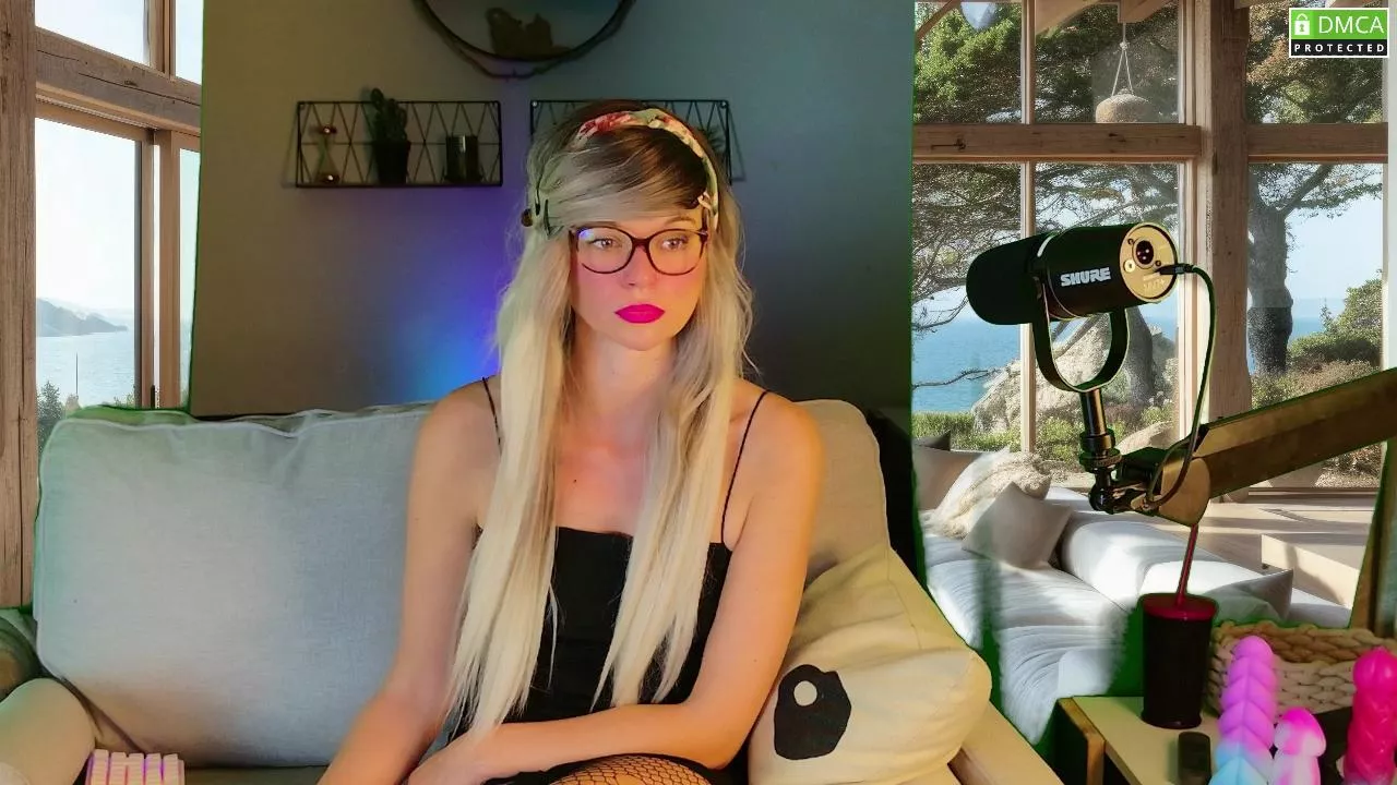 Offline Kittoucharme on Cam4