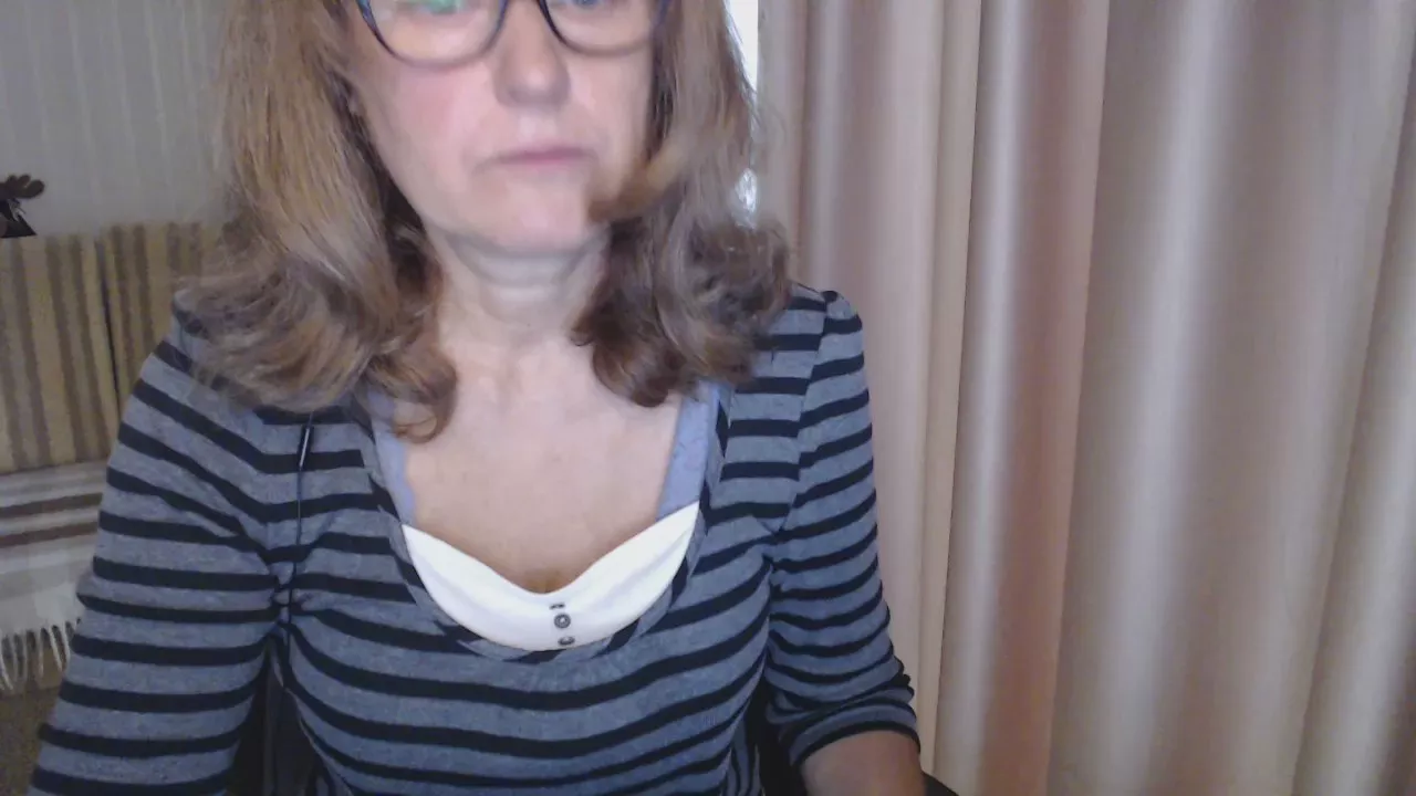 Offline LauraOven on Cam4