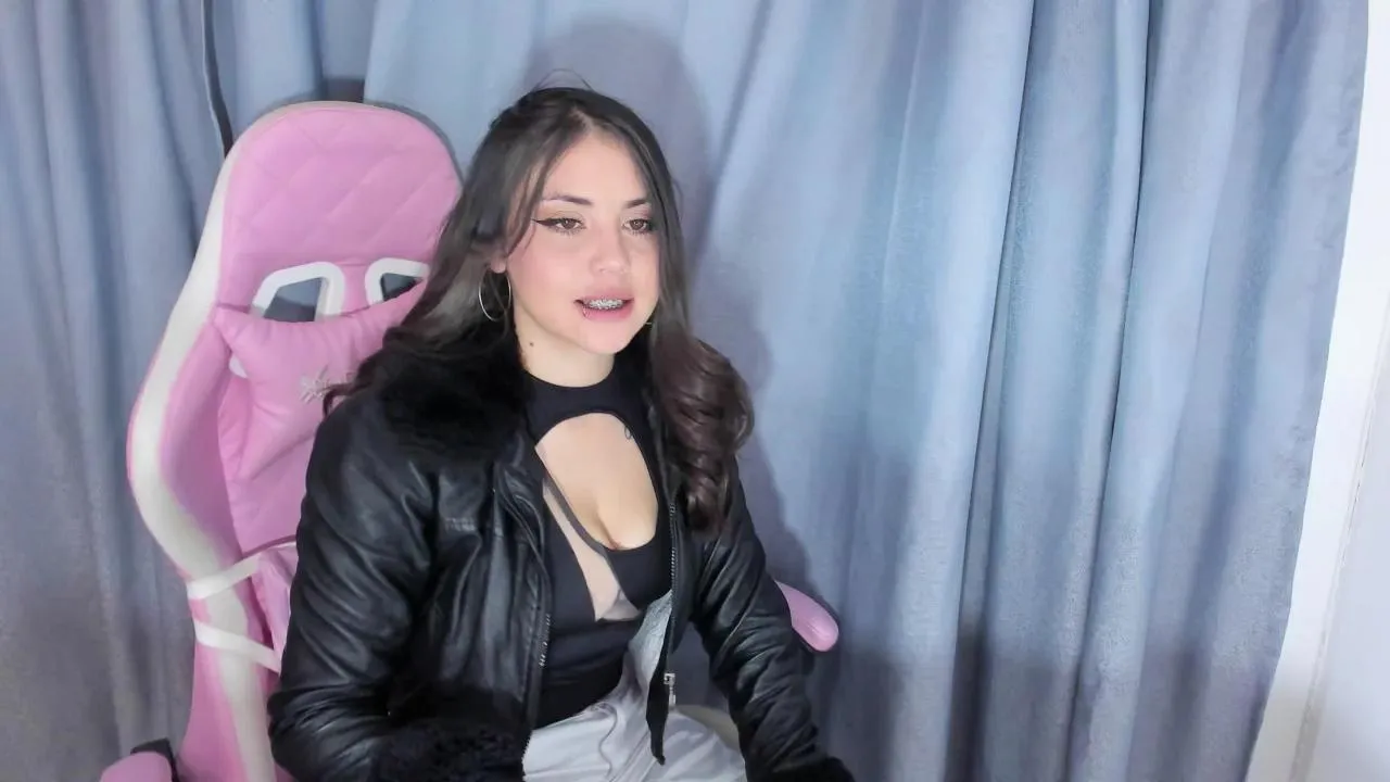 Offline Lia_Moretti on Cam4