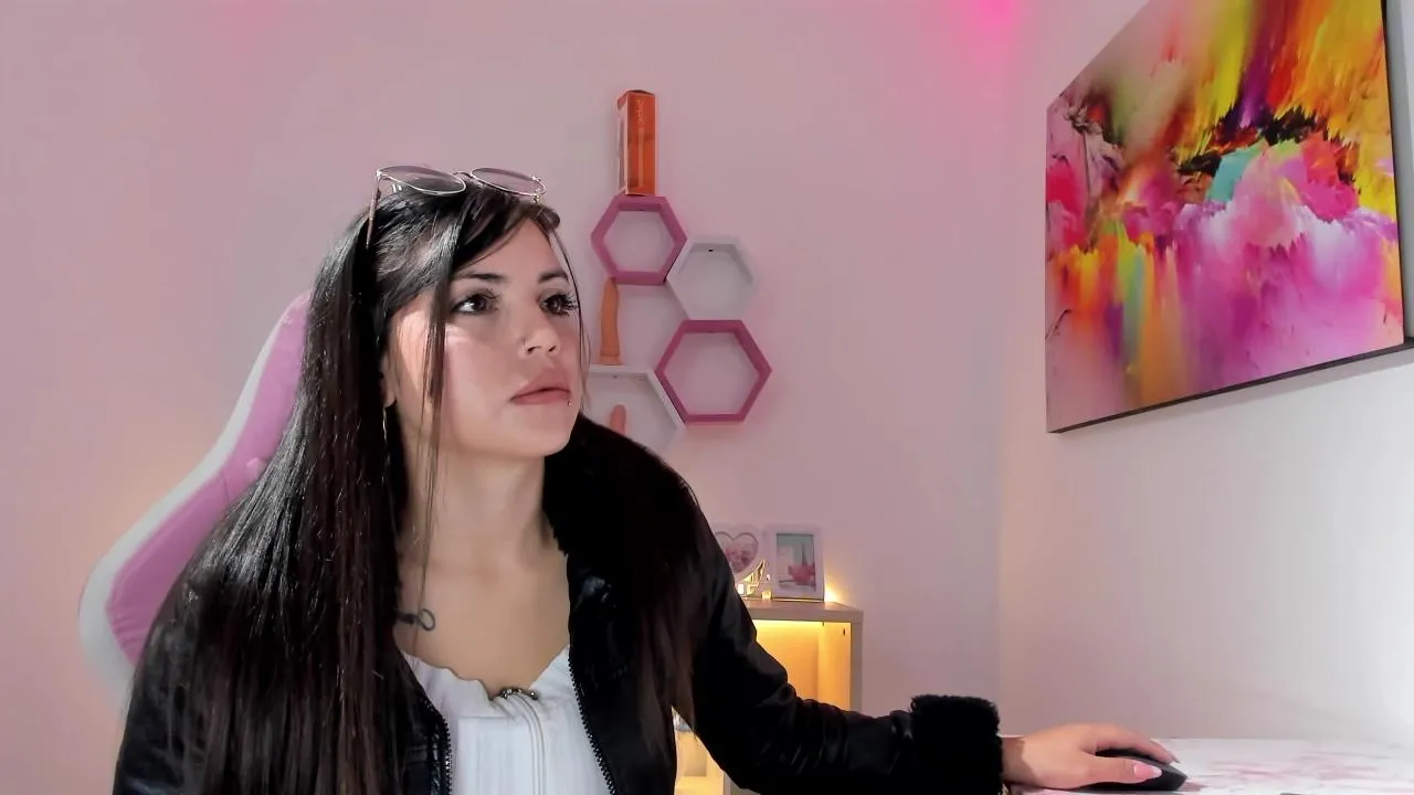 Offline Lia_Moretti on Cam4