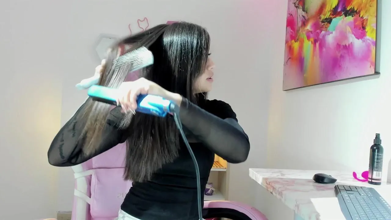 Offline Lia_Moretti on Cam4