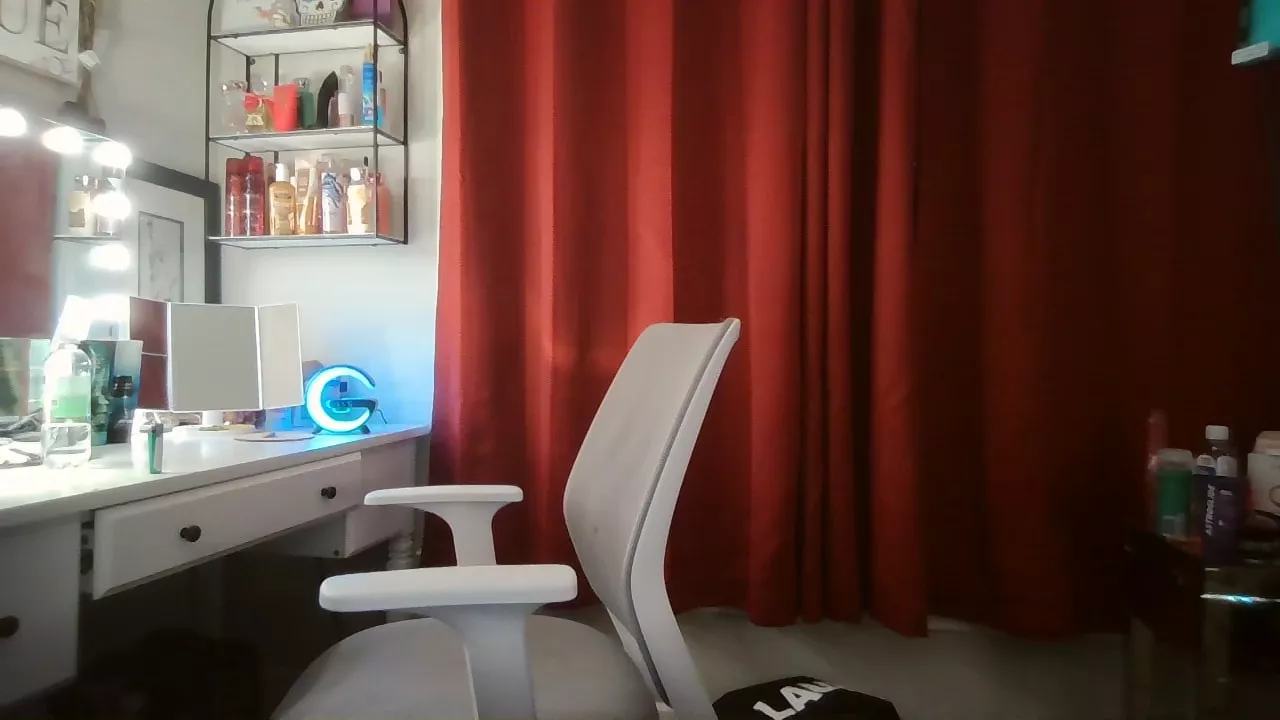 Offline LillysAllYours on Cam4