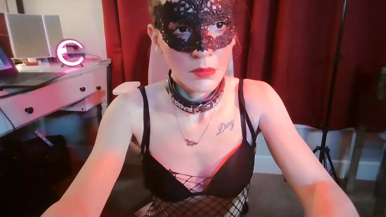 Offline LillysAllYours on Cam4