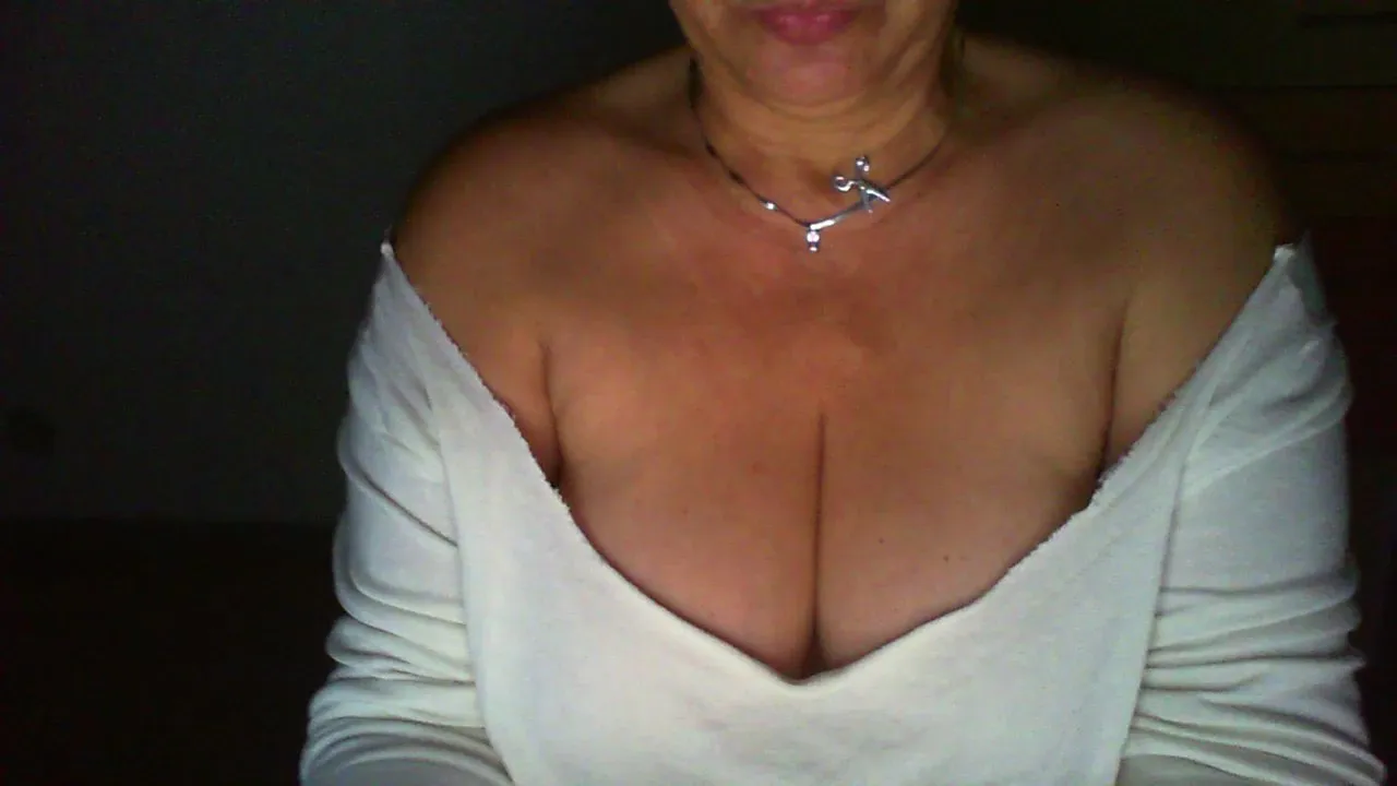 Offline lucifora on Cam4