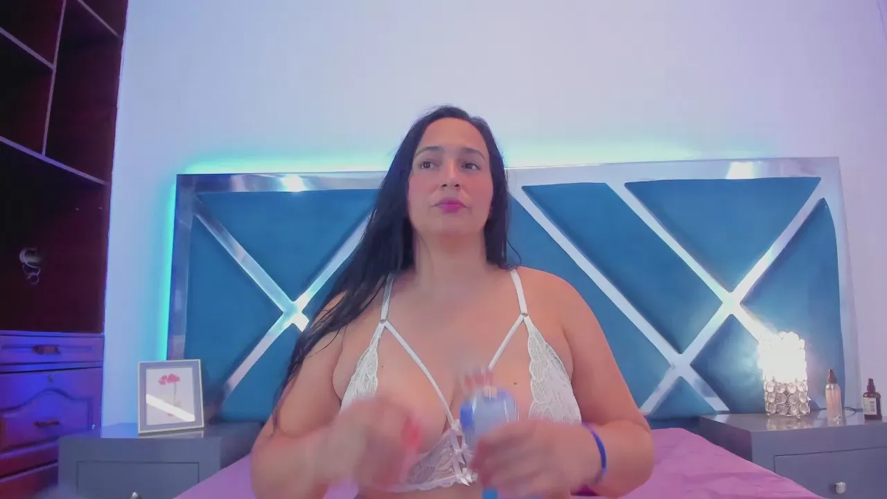 Freechat LucineArias on Cam4