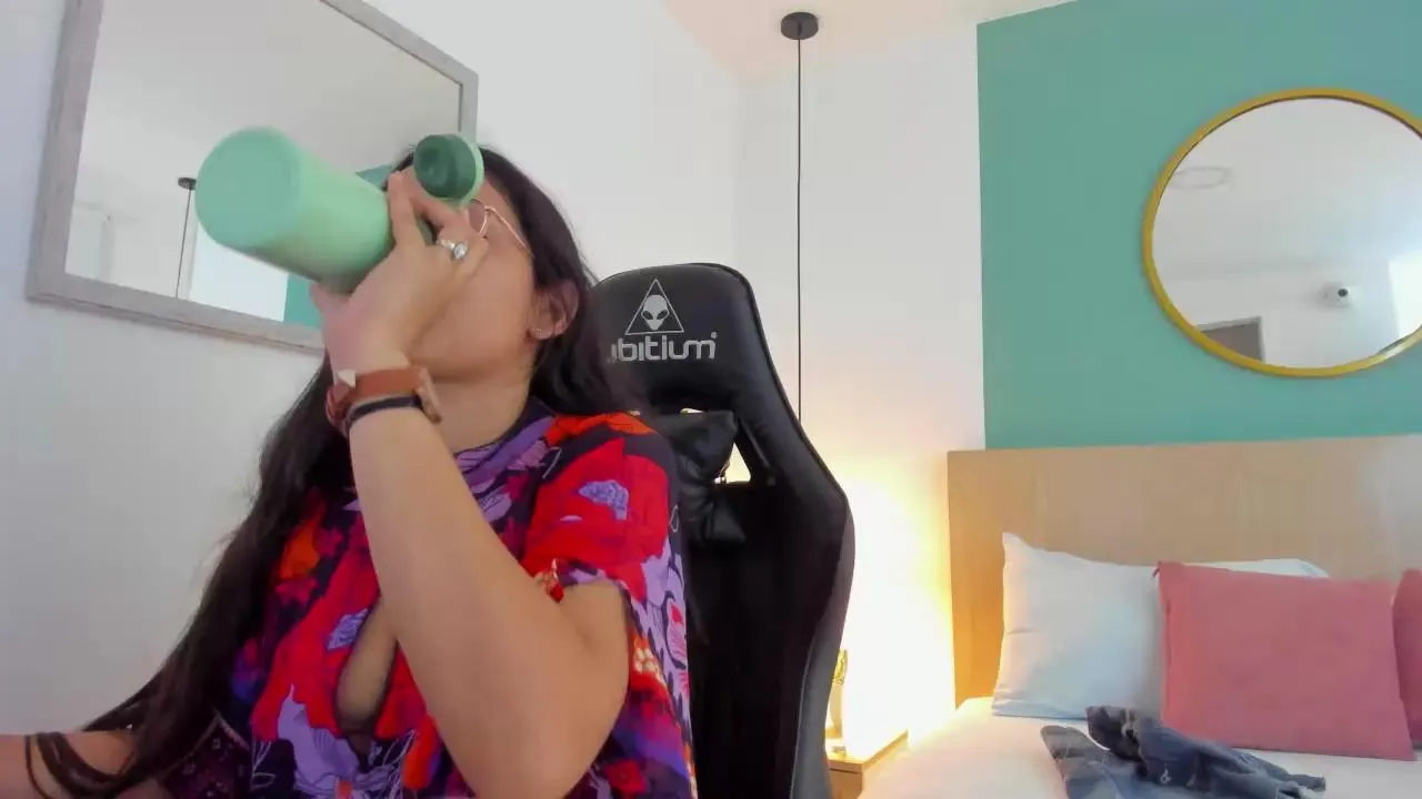 Offline lucy_blue28_ on Cam4