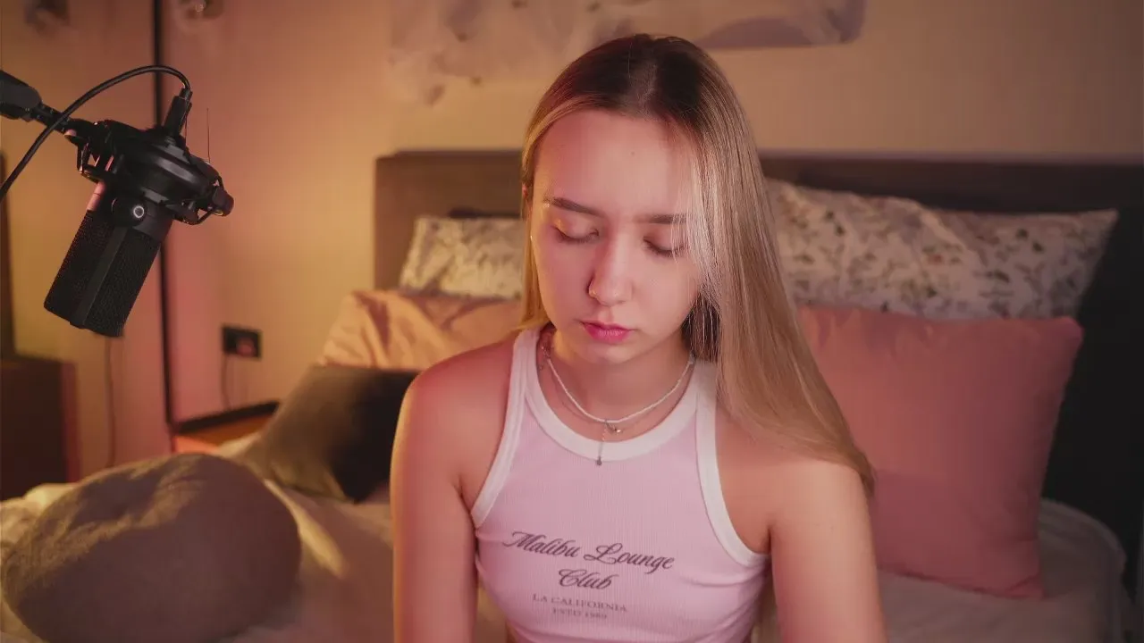 Offline LynEmberton on Cam4