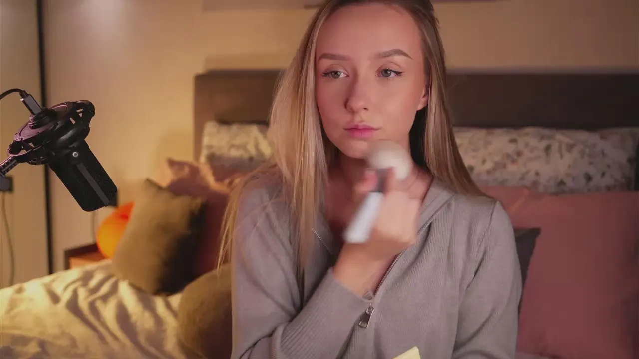 Offline LynEmberton on Cam4