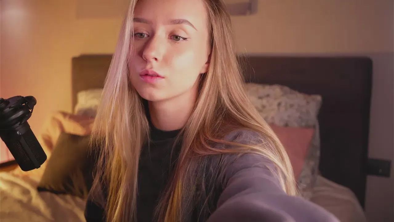 Offline LynEmberton on Cam4