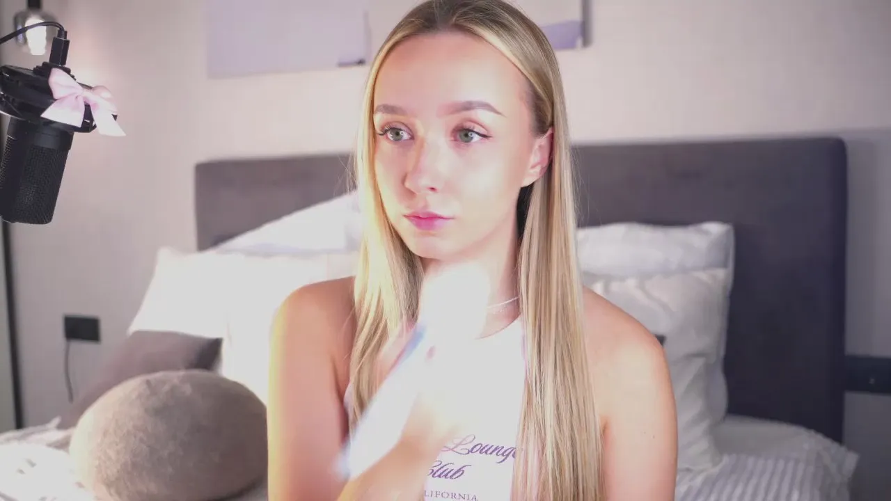 Offline LynEmberton on Cam4