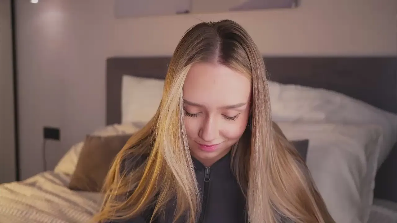 Offline LynEmberton on Cam4